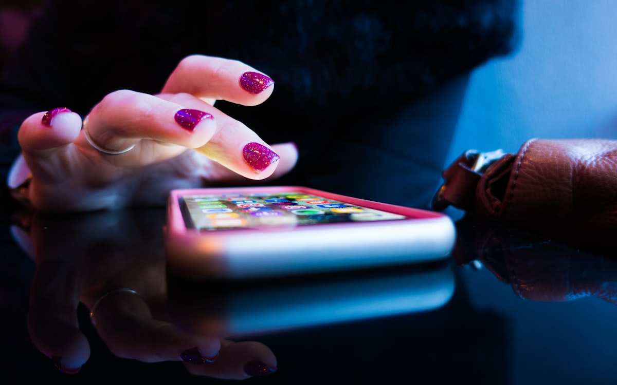 Celular sobre a mesa com mensagens sendo enviadas — comparação entre lista de transmissão e API do WhatsApp